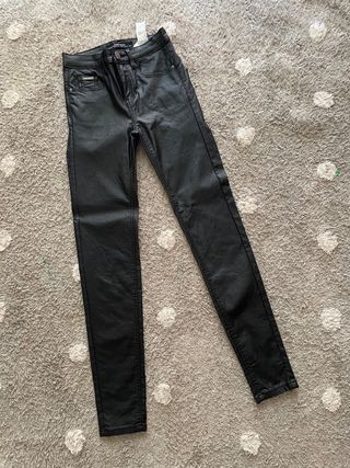 Pantalón polipiel Stradivarius 32 de segunda mano por 16 EUR en Rincón de  la Victoria en WALLAPOP