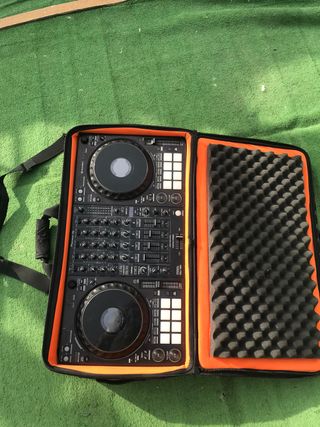 Controladores Dj Pioneer ddj 1000 + maleta UDG de segunda mano por 900 EUR  en El Palmar de Cádiz en WALLAPOP