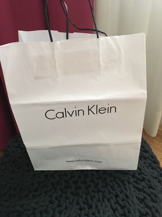 Bolsa papel Calvin Klein de segunda mano por 3 EUR en Madrid en WALLAPOP