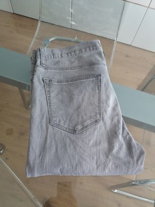 Pantalón tejano de hombre KIABI de segunda mano por 8 EUR en Barcelona en  WALLAPOP