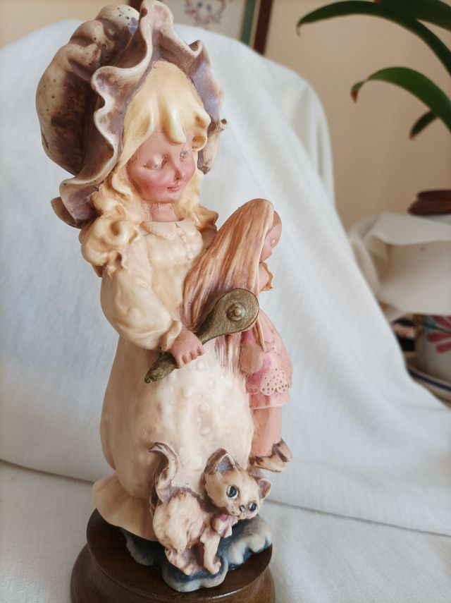 MANUALIDADES  NIÑA PEINANDO A MUÑECA