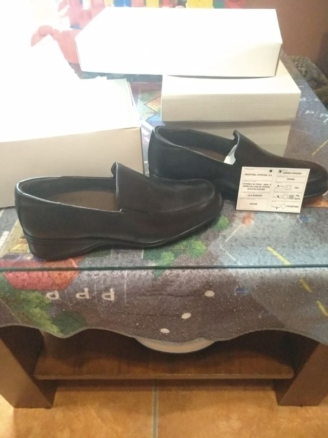 Calzado de piel.Suela antideslizante, confortables
