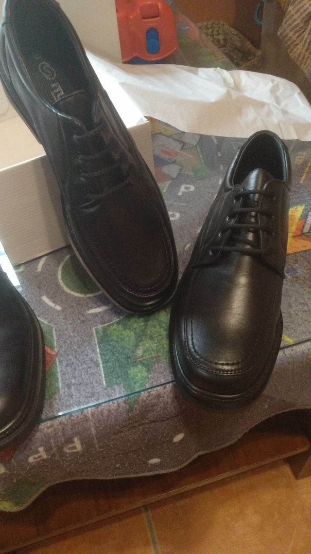 Calzado de piel.Suela antideslizante, confortables