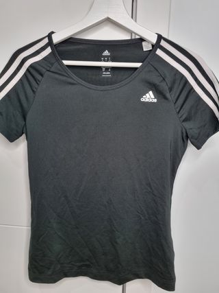 Camiseta Adidas original de segunda mano por 6 EUR en Cartagena en WALLAPOP