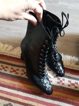 Botines negros piel Zara 37 de segunda mano por 30 EUR en Barcelona en  WALLAPOP