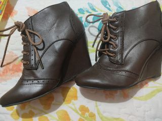 Botas invierno cuña de segunda mano por 8 EUR en Sevilla en WALLAPOP