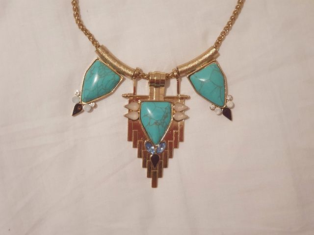 collar dorado con detalles turquesa