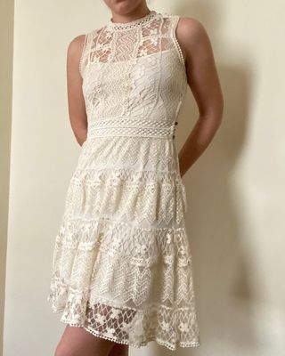 Vestido de encaje beige de Zara de segunda mano por 15 EUR en Ciudad Real  en WALLAPOP