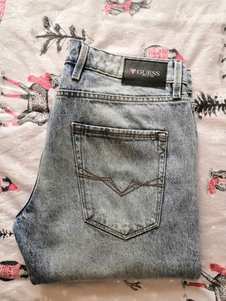 PANTALÓN VAQUERO GUESS de segunda mano por 30 EUR en Sevilla en WALLAPOP