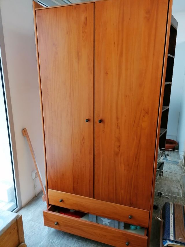 Armario de madera macizo