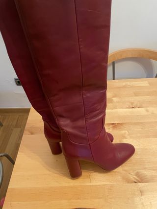 Botas zara piel burdeos de segunda mano por 50 EUR en Sevilla en WALLAPOP