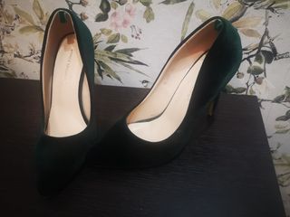Tacones verde botella terciopelo de segunda mano por 6 EUR en Valdepeñas en  WALLAPOP