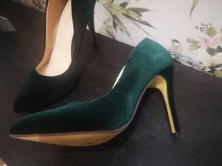 Tacones verde botella terciopelo de segunda mano por 6 EUR en Valdepeñas en  WALLAPOP