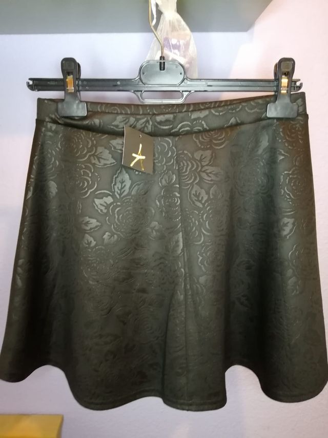 Falda estampado flores negra