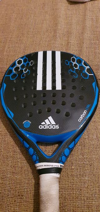 Pala padel adidas carbón control de segunda mano por 50 EUR en Torremolinos  en WALLAPOP