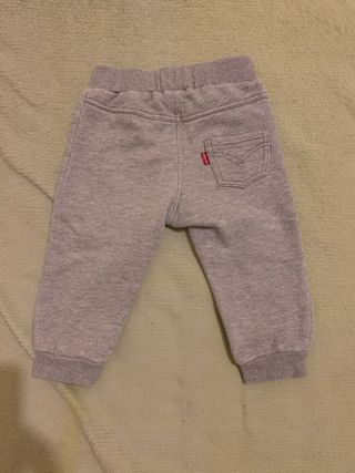 Pantalon chándal Levis bebe de segunda mano por 10 EUR en Iriepal en  WALLAPOP