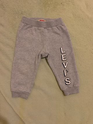 Pantalon chándal Levis bebe de segunda mano por 10 EUR en Iriepal en  WALLAPOP