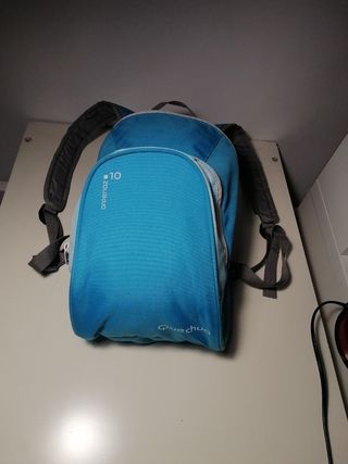 Mochila Quechua pequeña de segunda mano por 5 EUR en Madrid en WALLAPOP