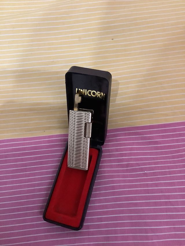 Mechero dorado Unicorn. De coleccion