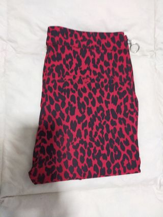 Pantalon rojo leopardo de segunda mano por 5 EUR en Burjassot en WALLAPOP