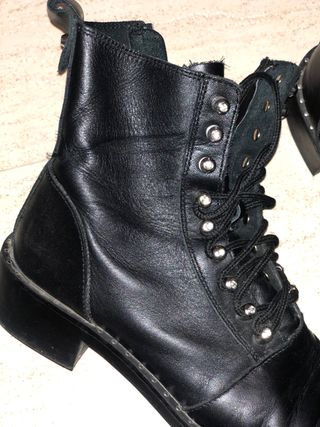 Botas tipo militar, en piel negras. Zara de segunda mano por 18 EUR en  Brunete en WALLAPOP