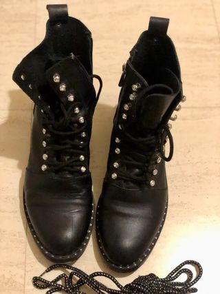 Botas tipo militar, en piel negras. Zara de segunda mano por 18 EUR en  Brunete en WALLAPOP