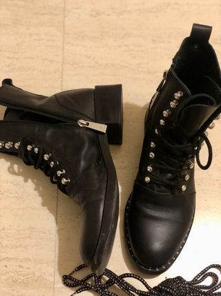 Botas tipo militar, en piel negras. Zara de segunda mano por 18 EUR en  Brunete en WALLAPOP