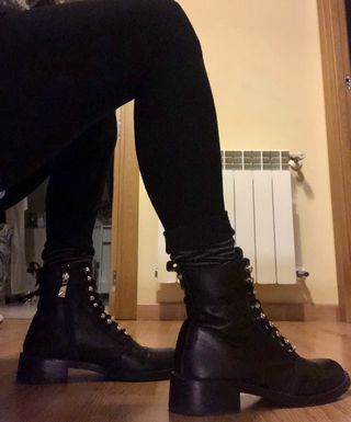 Botas tipo militar, en piel negras. Zara de segunda mano por 18 EUR en  Brunete en WALLAPOP