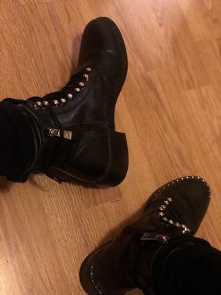 Botas tipo militar, en piel negras. Zara de segunda mano por 18 EUR en  Brunete en WALLAPOP