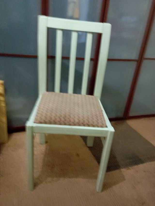 dos sillas de madera (20€ las dos )