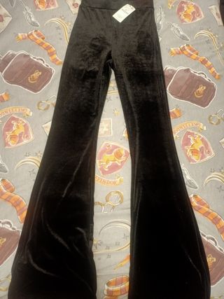 Pantalón negro terciopelo de campana. de segunda mano por 10 EUR en Santa  Cruz de Tenerife en WALLAPOP