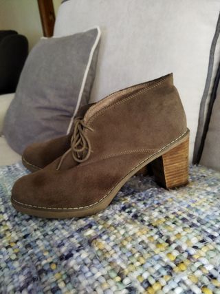 Botas para mujer marca Unit del corte inglés de segunda mano por 6 EUR en  Móstoles en WALLAPOP