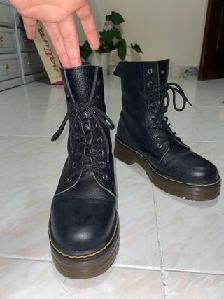 Botas planas cordones altas piel de segunda mano por 50 EUR en Sant Just  Desvern en WALLAPOP