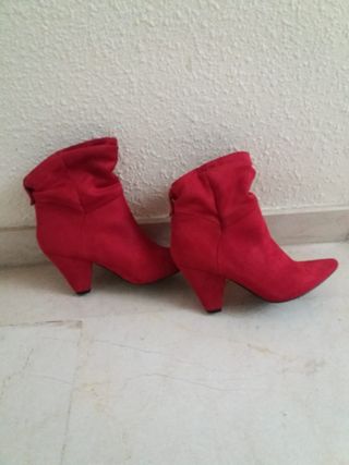 Botas rojas de ante de segunda mano por 20 EUR en Jaén en WALLAPOP