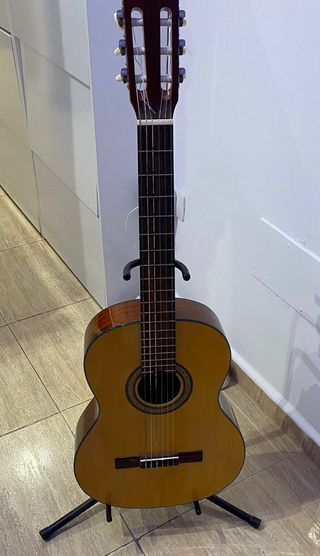Vendo guitarra clasica española con funda y pie de segunda mano por 95 EUR  en Cruz de Guanche en WALLAPOP