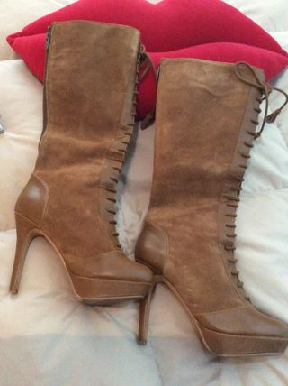 Botas piel Bershka de segunda mano por 20 EUR en Torrejón de Ardoz en  WALLAPOP