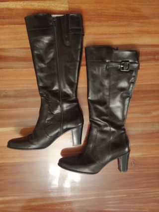 Botas altas piel mujer de segunda mano por 17 EUR en Mungia en WALLAPOP