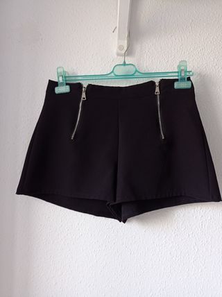 Pantalones cortos negros tiro alto de segunda mano por 2 EUR en Sevilla en  WALLAPOP