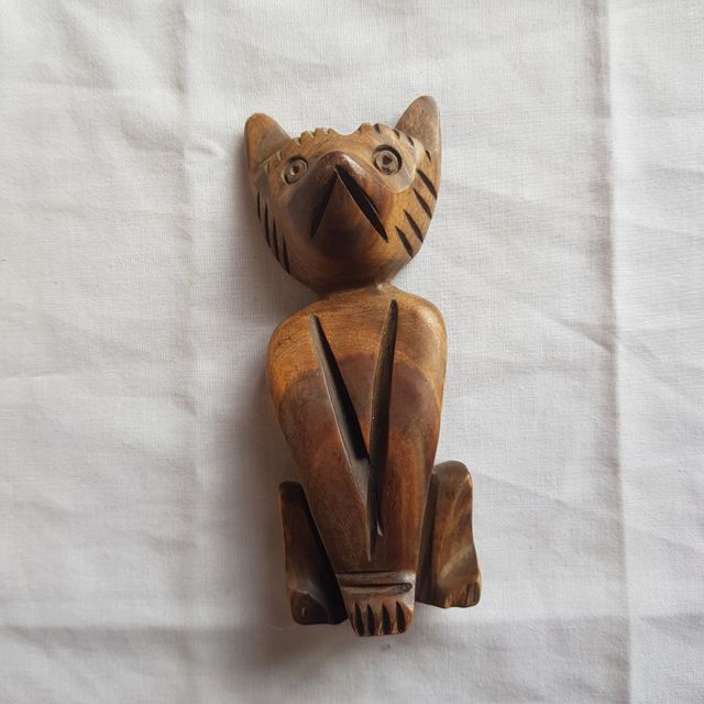 Figura de madera acacia forma de gato. Artesanía.
