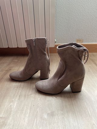 Botines ajustados al tobillo de GUESS de segunda mano por 30 EUR en  Barcelona en WALLAPOP