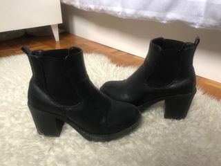Botas negras elásticas con tacón de segunda mano por 8 EUR en Salamanca en  WALLAPOP