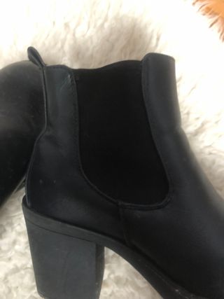 Botas negras elásticas con tacón de segunda mano por 8 EUR en Salamanca en  WALLAPOP