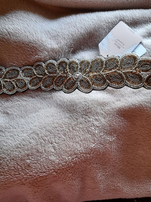 Cinturón fiesta a estrenar de segunda mano por EUR en Terrassa