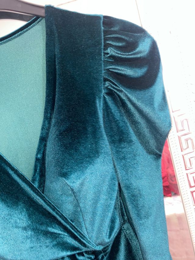 Vestido terciopelo verde elegante moderno