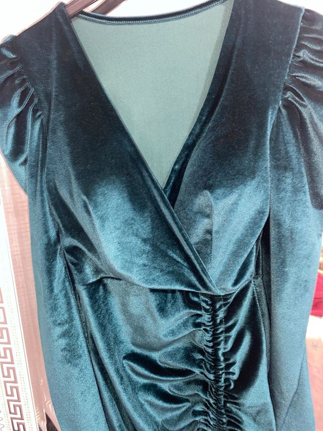 Vestido terciopelo verde elegante moderno
