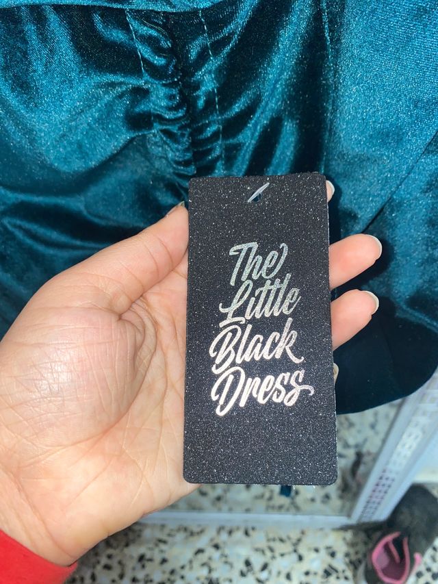 Vestido terciopelo verde elegante moderno