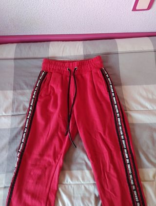 Pantalón chándal rojo Bershka de segunda mano por 6,5 EUR en San Fernando  de Henares en WALLAPOP