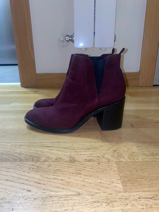 BOTINES GRANATES de segunda mano por 10 EUR en Madrid en WALLAPOP
