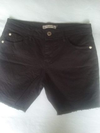 Pantalón corto negro PULL AND BEAR de segunda mano por 3 EUR en Alcorcón en  WALLAPOP