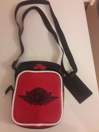 Bandolera nike air jordan roja y negra de segunda mano por 19,99 EUR en  Atarfe en WALLAPOP